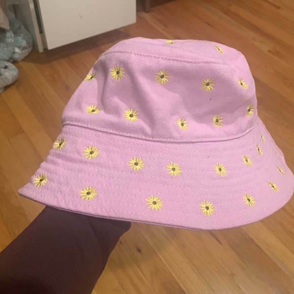 UO• pink embroidered bucket hat sun hat - Picture 5 of 8